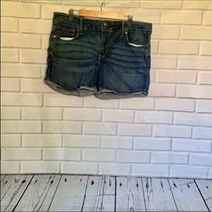 LEVI’S Denizen modern jean shorts. Size 14